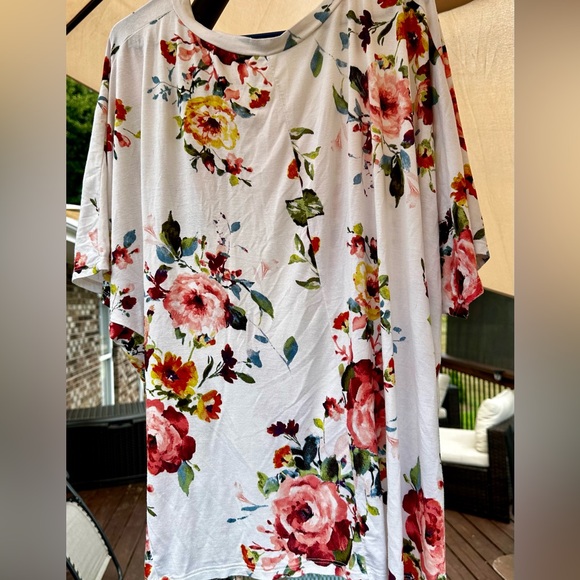 🌺Woman’s Lg Oversized Lightweight Short Sleeveless front Knotted Shirt. - Picture 2 of 4